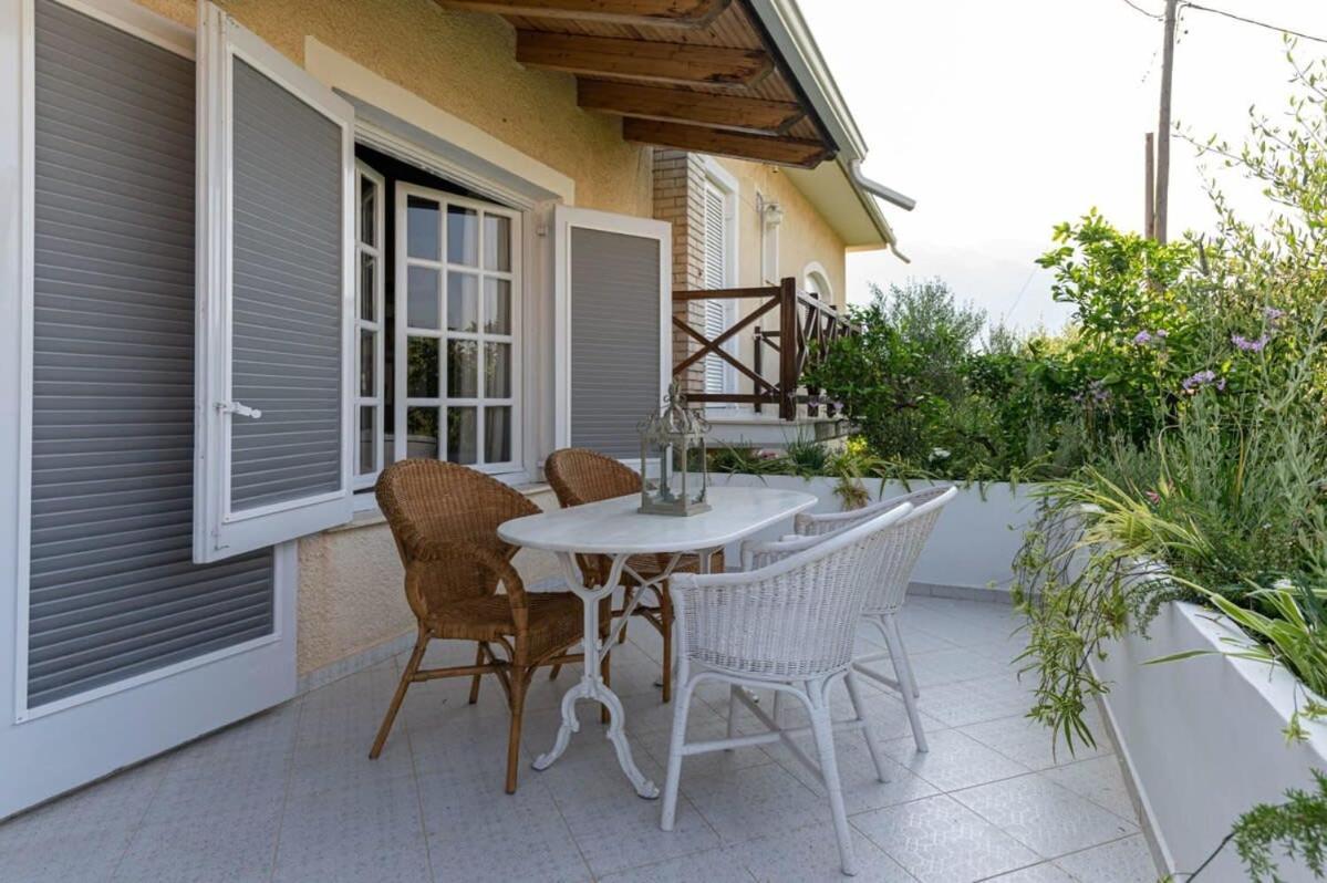Serene Seaside Bliss - Lush & Secluded Garden Oasis Kalamata Zewnętrze zdjęcie